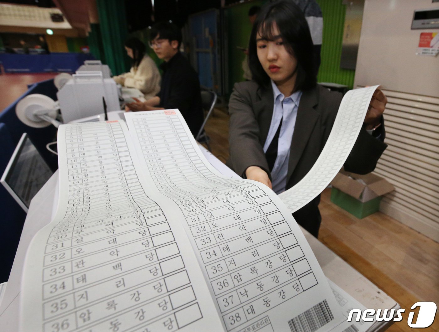 본문 이미지 - 대전 중구청 직원들이 26일 대전 중구 서대전초등학교에서 진행된 제22대 국회의원 선거 및 중구청장 재선거 대비 사전투표 모의시험을 진행하고 있다.  2024.3.26 /뉴스1 ⓒ News1 김기태 기자