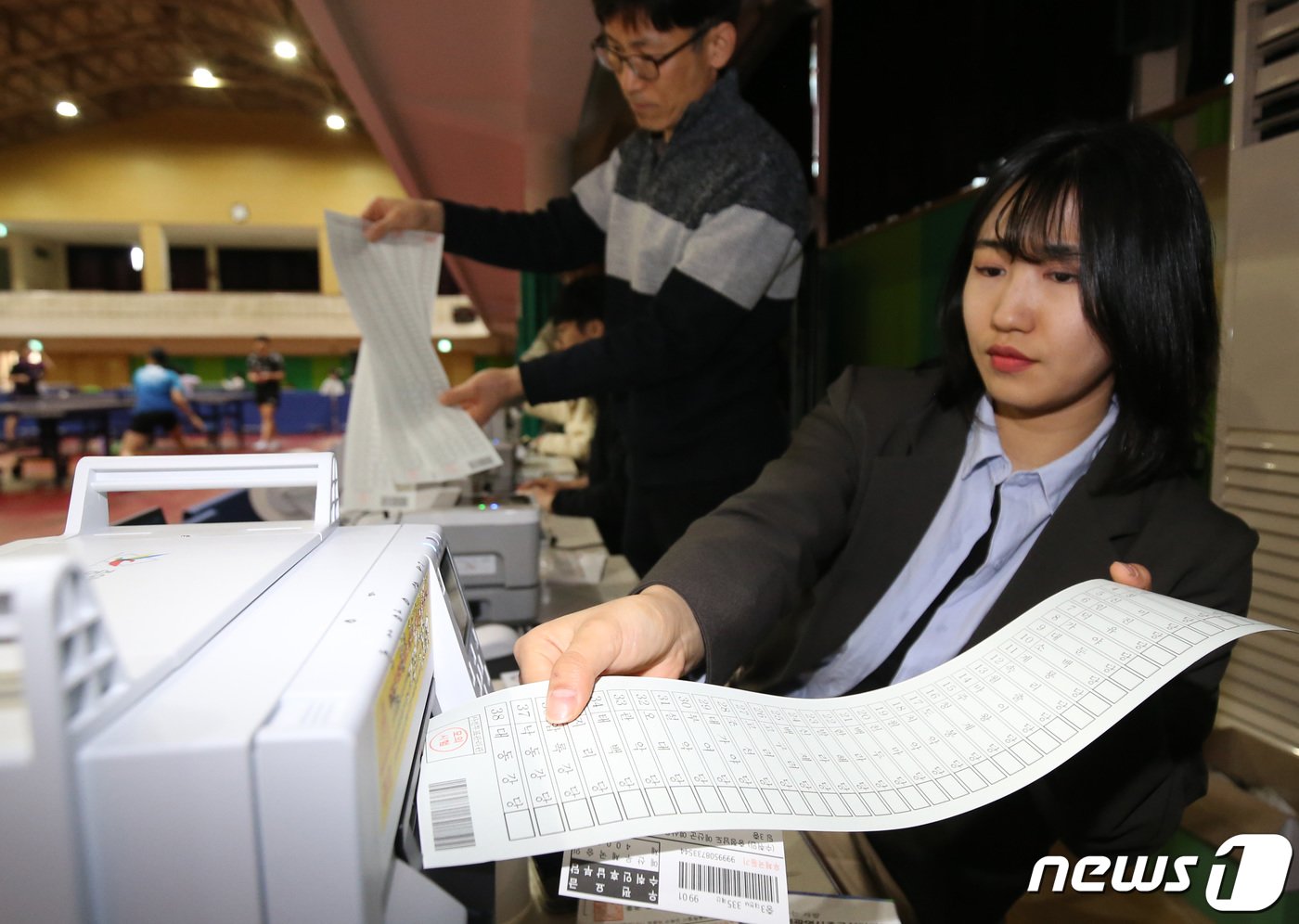 대전 중구청 직원들이 26일 대전 중구 서대전초등학교에서 진행된 제22대 국회의원 선거 및 중구청장 재선거 대비 사전투표 모의시험을 진행하고 있다. . 2024.3.26 /뉴스1 ⓒ News1 김기태 기자