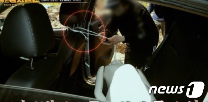 본문 이미지 -  조수석에 앉은 피해자를 목졸라 살해하는 장면. ( E채널 갈무리) ⓒ 뉴스1
