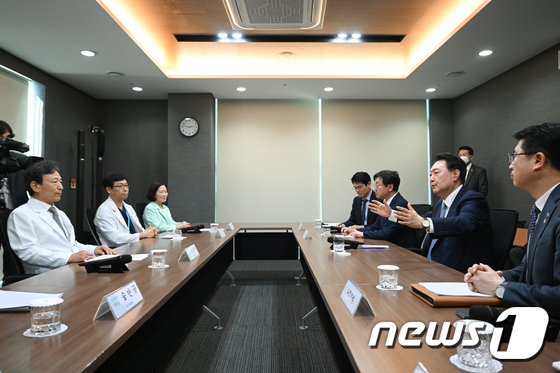윤석열 대통령이 26일 충북 청주시 한국병원을 방문해 현장 의료진과 간담회룰 하고 있다. (대통령실 제공) 2024.3.26/뉴스1 © News1 오대일 기자