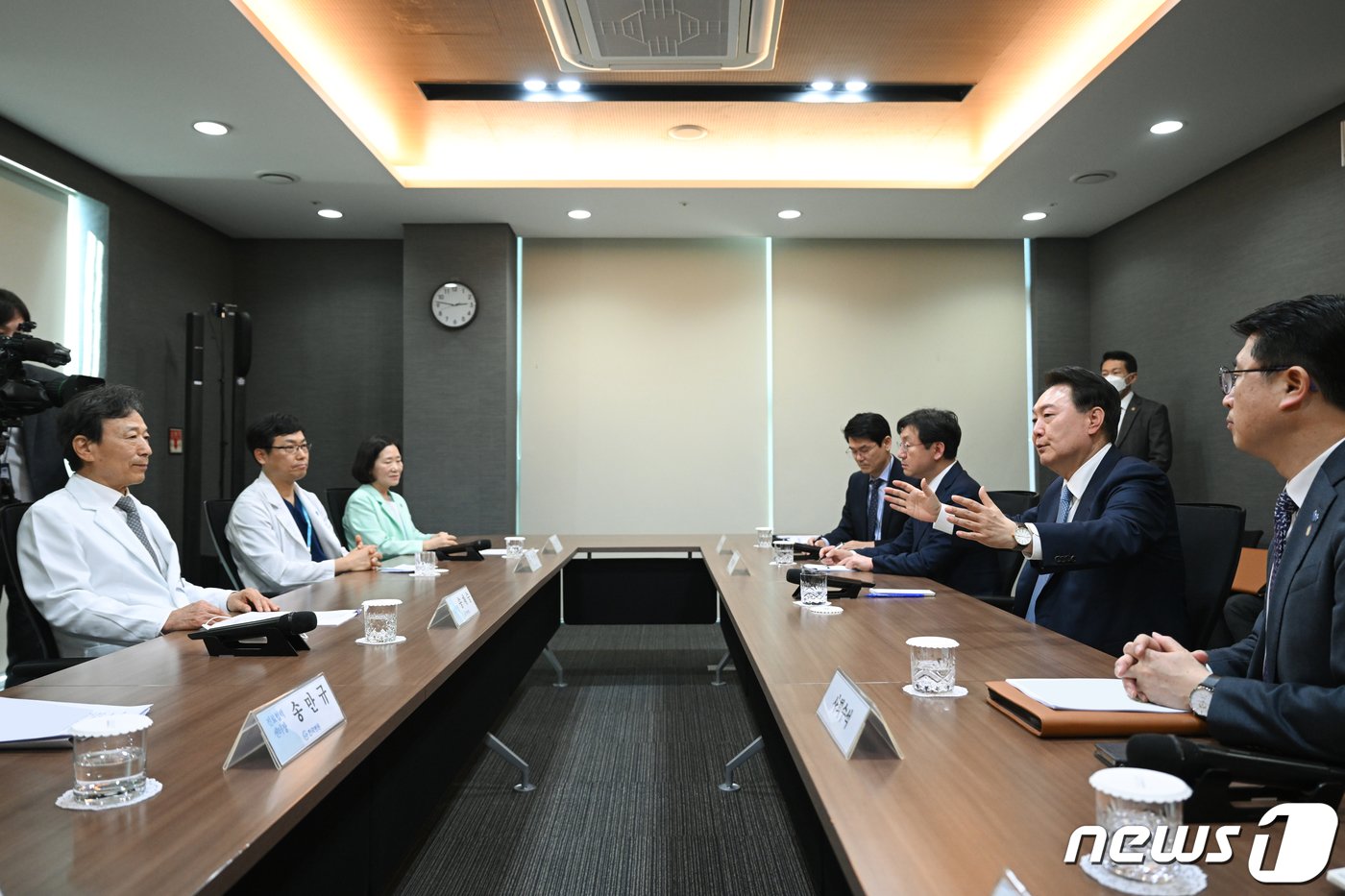 윤석열 대통령이 26일 충북 청주시 한국병원을 방문해 현장 의료진과 간담회룰 하고 있다. &#40;대통령실 제공&#41; 2024.3.26/뉴스1 ⓒ News1 오대일 기자