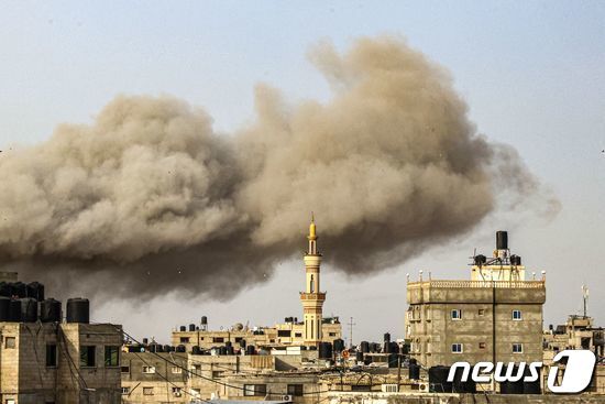 본문 이미지 - 미국 메릴랜드주 볼티모어의 프란치스 스콧 케이 교량 아래로 한 선박이 지나가고 있다. 2018.03.09 ⓒ AFP=뉴스1 ⓒ News1 정지윤 기자