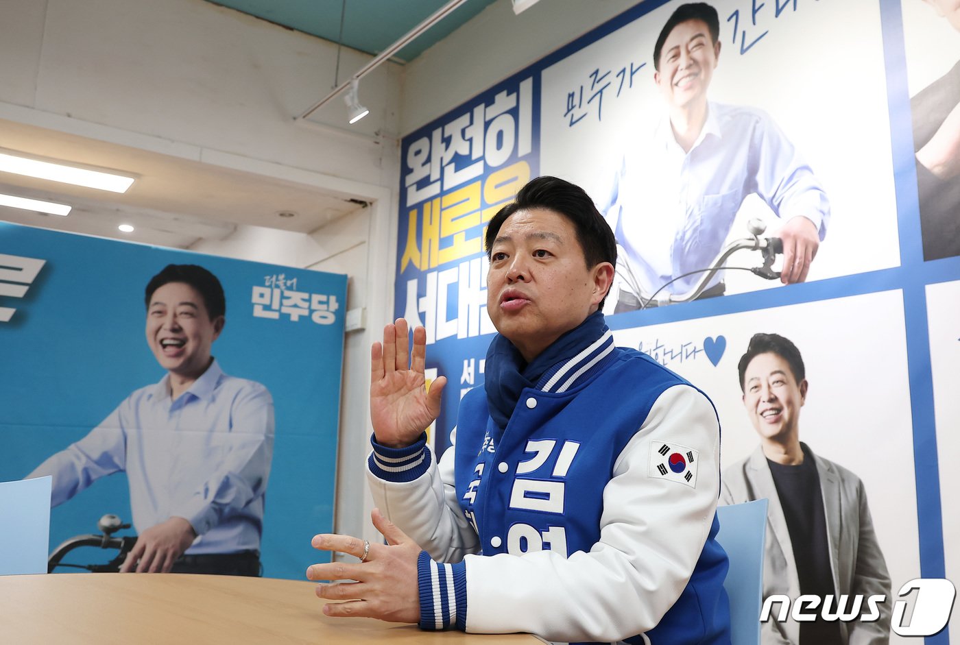 본문 이미지 - 김영호 더불어민주당 서울시당위원장이 26일 서울 서대문구에 위치한 선거 사무소에서 뉴스1과 인터뷰를 하고 있다. 2024.3.26/뉴스1 ⓒ News1 김성진 기자