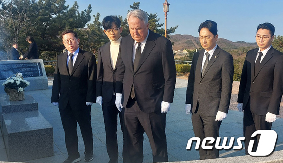 인요한 국민의미래 선거대책위원장과 비례대표 후보자들이 26일 인천 옹진군 백령도 천안함 46용사 위령탑을 참배하고 있다. (국민의미래 제공) 2024.3.26/뉴스1 © News1 송원영 기자