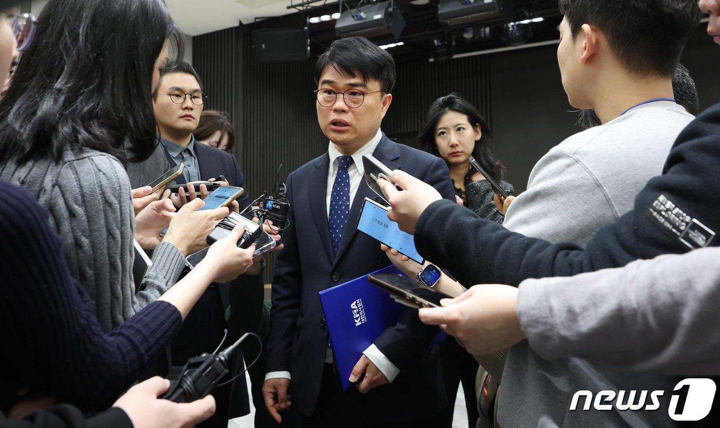 본문 이미지 - 제42대 대한의사협회 회장에 선출된 임현택 대한소아청소년과회장이 26일 서울 용산구 대한의사협회에서 당선증을 든 채 취재진의 질문에 답하고 있다. 2024.3.26/뉴스1 ⓒ News1 박지혜 기자