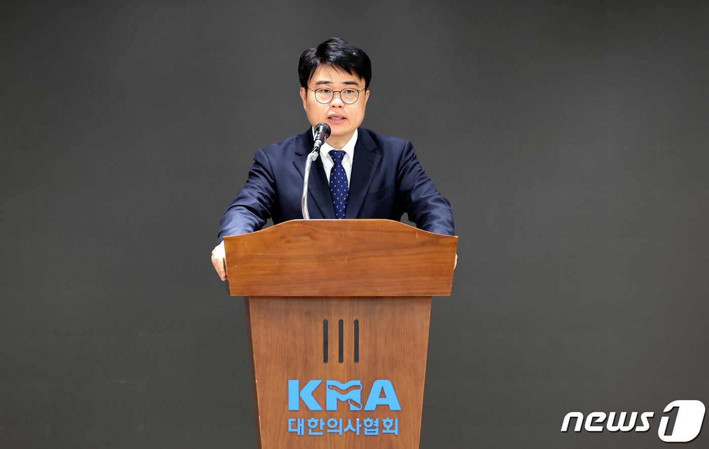 본문 이미지 - 제42대 대한의사협회 회장에 선출된 대한소아청소년과회장인 임현택 후보가 26일 서울 용산구 대한의사협회에서 당선소감을 밝히고 있다. 2024.3.26/뉴스1 ⓒ News1 박지혜 기자