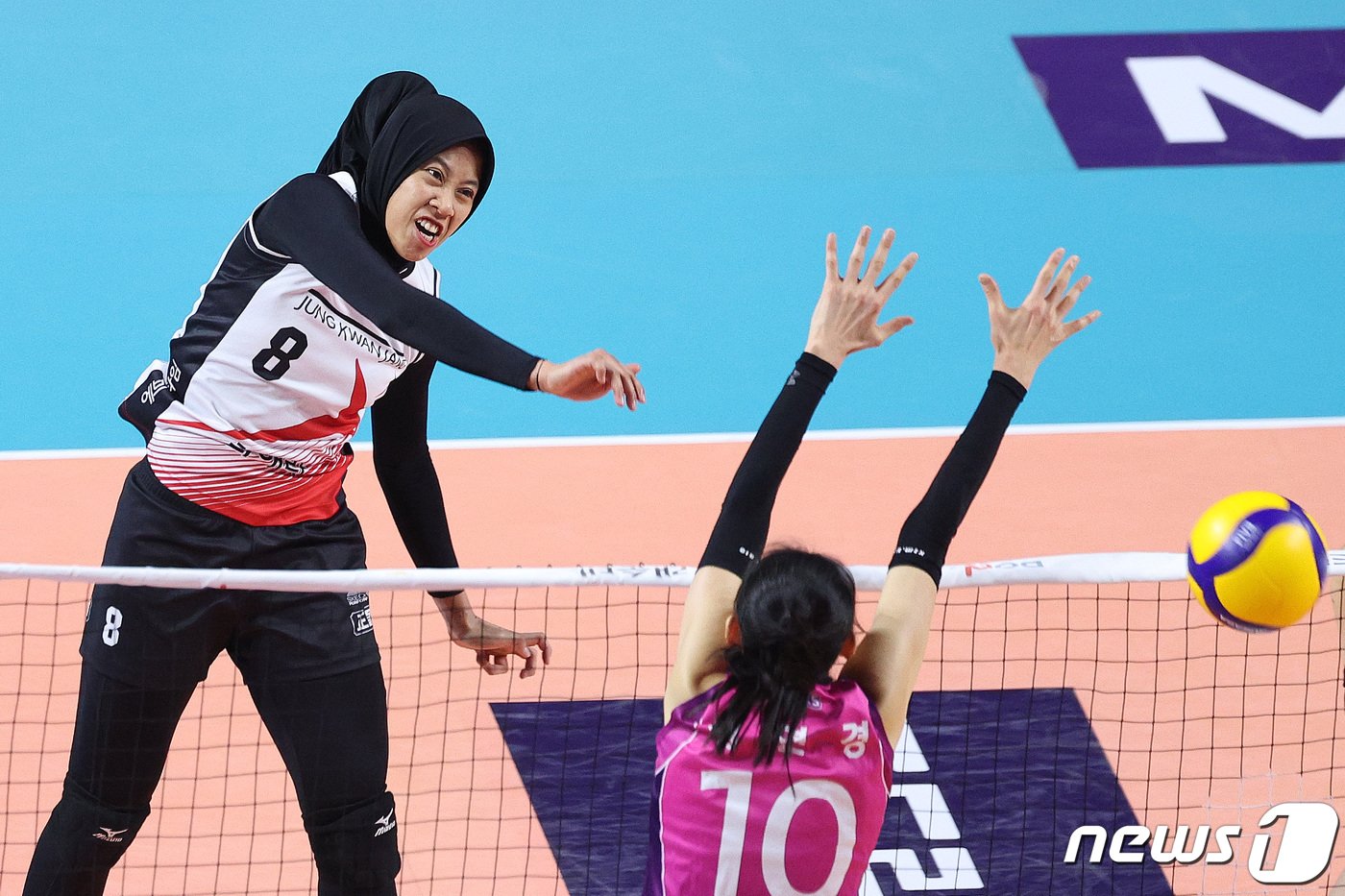 본문 이미지 - 26일 오후 인천 삼산월드체육관에서 열린 프로배구 '2023-2024 도드람 V리그' 여자부 흥국생명과 정관장의 경기에서 정관장 메가가 스파이크 공격을 하고 있다. 2024.3.26/뉴스1 ⓒ News1 신웅수 기자