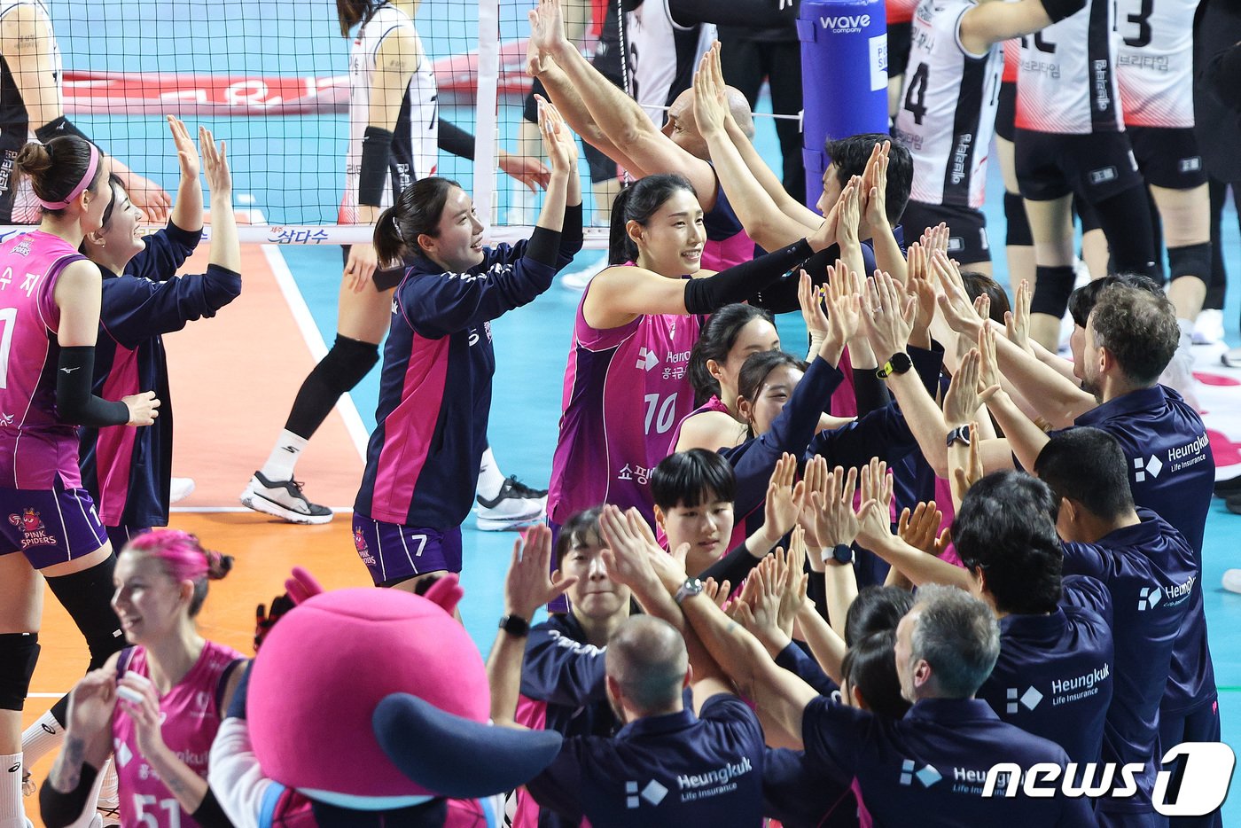 본문 이미지 - 26일 오후 인천 삼산월드체육관에서 열린 프로배구 '2023-2024 도드람 V리그' 여자부 흥국생명과 정관장의 경기에서 김연경을 비롯한 흥국생명 선수들이 세트 스코어 3대 0으로 승리한 후 기쁨을 나누고 있다. 2024.3.26/뉴스1 ⓒ News1 신웅수 기자