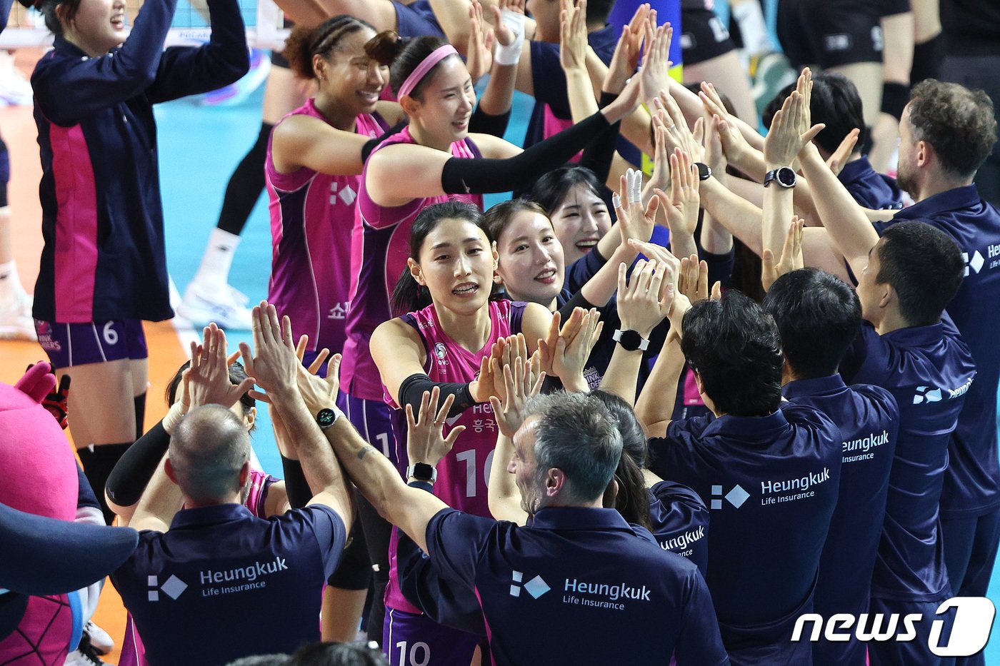본문 이미지 - 26일 오후 인천 삼산월드체육관에서 열린 프로배구 '2023-2024 도드람 V리그' 여자부 흥국생명과 정관장의 경기에서 김연경을 비롯한 흥국생명 선수들이 세트 스코어 3대 0으로 승리한 후 기쁨을 나누고 있다. 2년 연속 챔피언결정전에 진출한 흥국생명은 현대건설을 상대로 우승을 다툰다. 2024.3.26/뉴스1 ⓒ News1 신웅수 기자