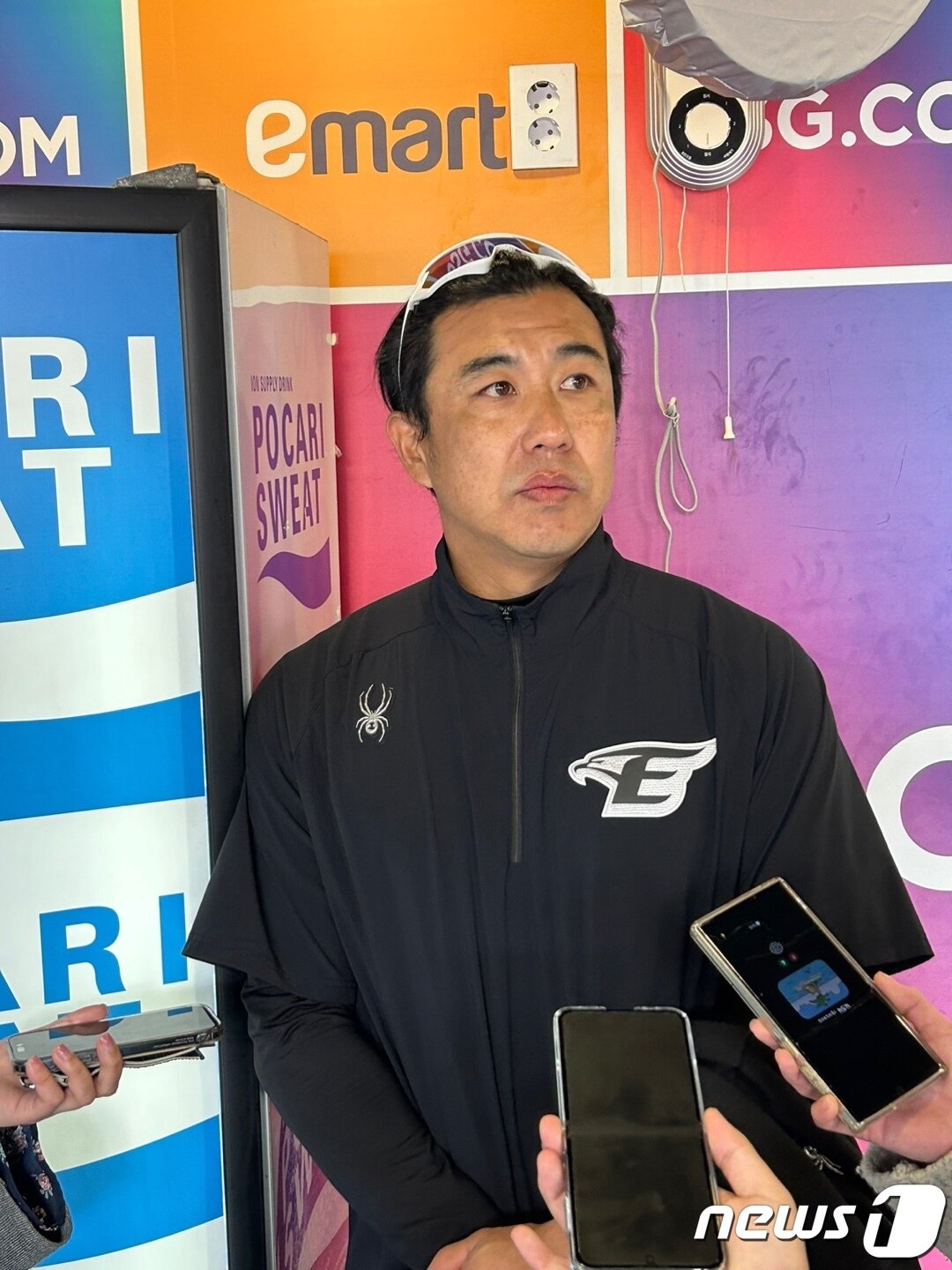 본문 이미지 - 26일 인천 SSG랜더스필드에서 SSG 랜더스와 경기를 앞두고 취재진과 대화 중인 김강민. 2024.3.26/뉴스1 ⓒ News1 문대현 기자