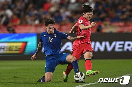 축구 대표팀의 이강인(오른쪽) © AFP=뉴스1