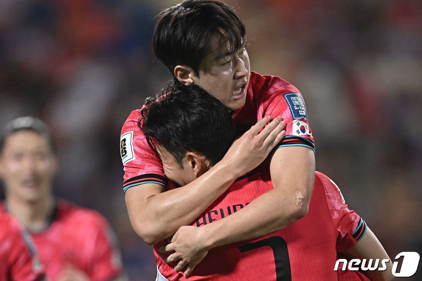 본문 이미지 - 26일 태국 방콕 라자망갈라 스타디움에서 열린 2026 북중미 월드컵 아시아 지역 2차 예선 C조 4차전 한국과 태국의 경기에서 손흥민이 골을 넣은 뒤 이강인과 포옹하고 있다. 2024.3.26 ⓒ AFP=뉴스1 ⓒ News1 박지혜 기자