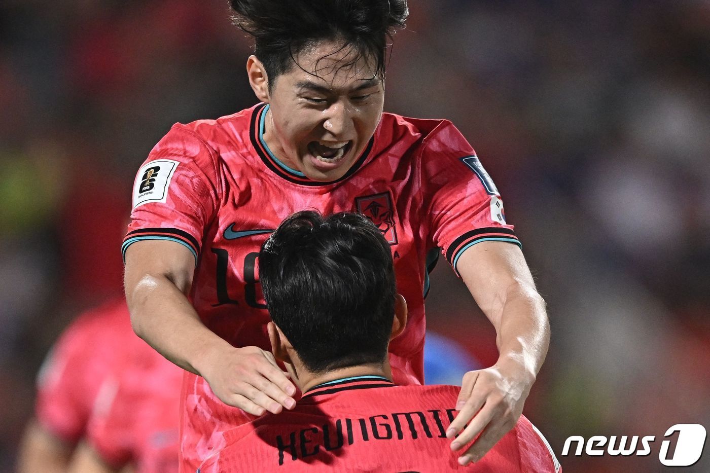 본문 이미지 - 26일 태국 방콕 라자망갈라 스타디움에서 열린 2026 북중미 월드컵 아시아 지역 2차 예선 C조 4차전 한국과 태국의 경기에서 이강인의 어시스트로 골을 넣은 손흥민이 서로 포옹하고 있다. 2024.3.26 ⓒ AFP=뉴스1 ⓒ News1 박지혜 기자