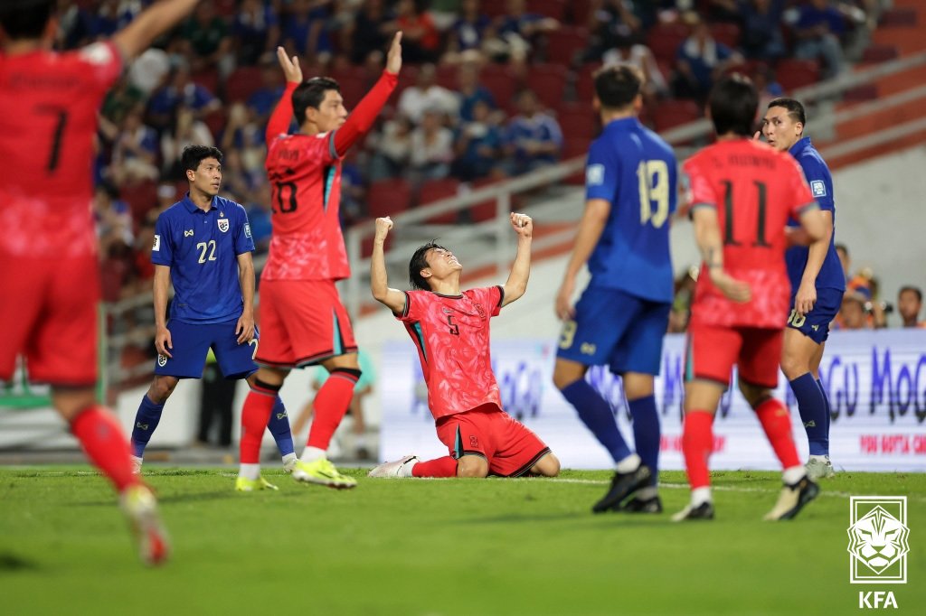 26일 태국 방콕 라자망갈라 스타디움에서 열린 2026 북중미 월드컵 아시아 지역 2차 예선 C조 4차전 한국과 태국의 경기에서 대한민국 세번째 골을 넣은 박진섭이 포효하고 있다. &#40;대한축구협회 제공&#41; 2024.3.26/뉴스1 ⓒ News1 박지혜 기자