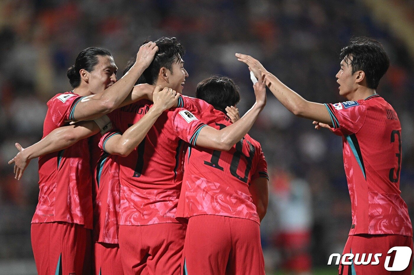 본문 이미지 - 26일 태국 방콕 라자망갈라 스타디움에서 열린 2026 북중미 월드컵 아시아 지역 2차 예선 C조 4차전 한국과 태국의 경기에서 이강인의 어시스트로 골을 넣은 손흥민이 동료들과 기쁨을 나누고 있다. 2024.3.26 ⓒ AFP=뉴스1 ⓒ News1 박지혜 기자