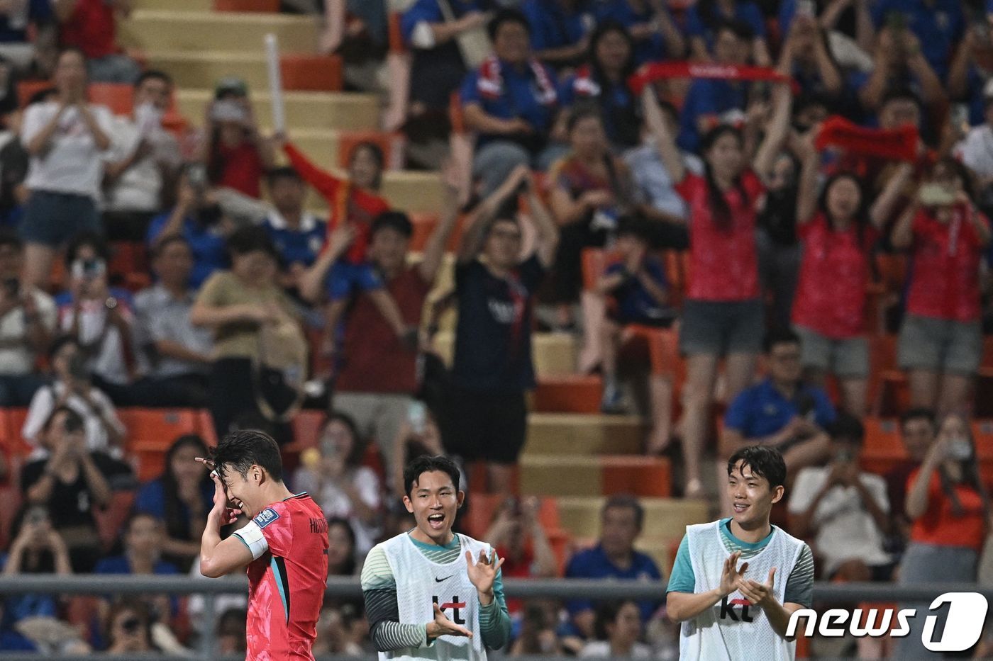 26일 태국 방콕 라자망갈라 스타디움에서 열린 2026 북중미 월드컵 아시아 지역 2차 예선 C조 4차전 한국과 태국의 경기에서 이강인의 어시스트로 골을 넣은 손흥민이 세리머니를 하고 있다. 2024.3.26 ⓒ AFP=뉴스1 ⓒ News1 박지혜 기자