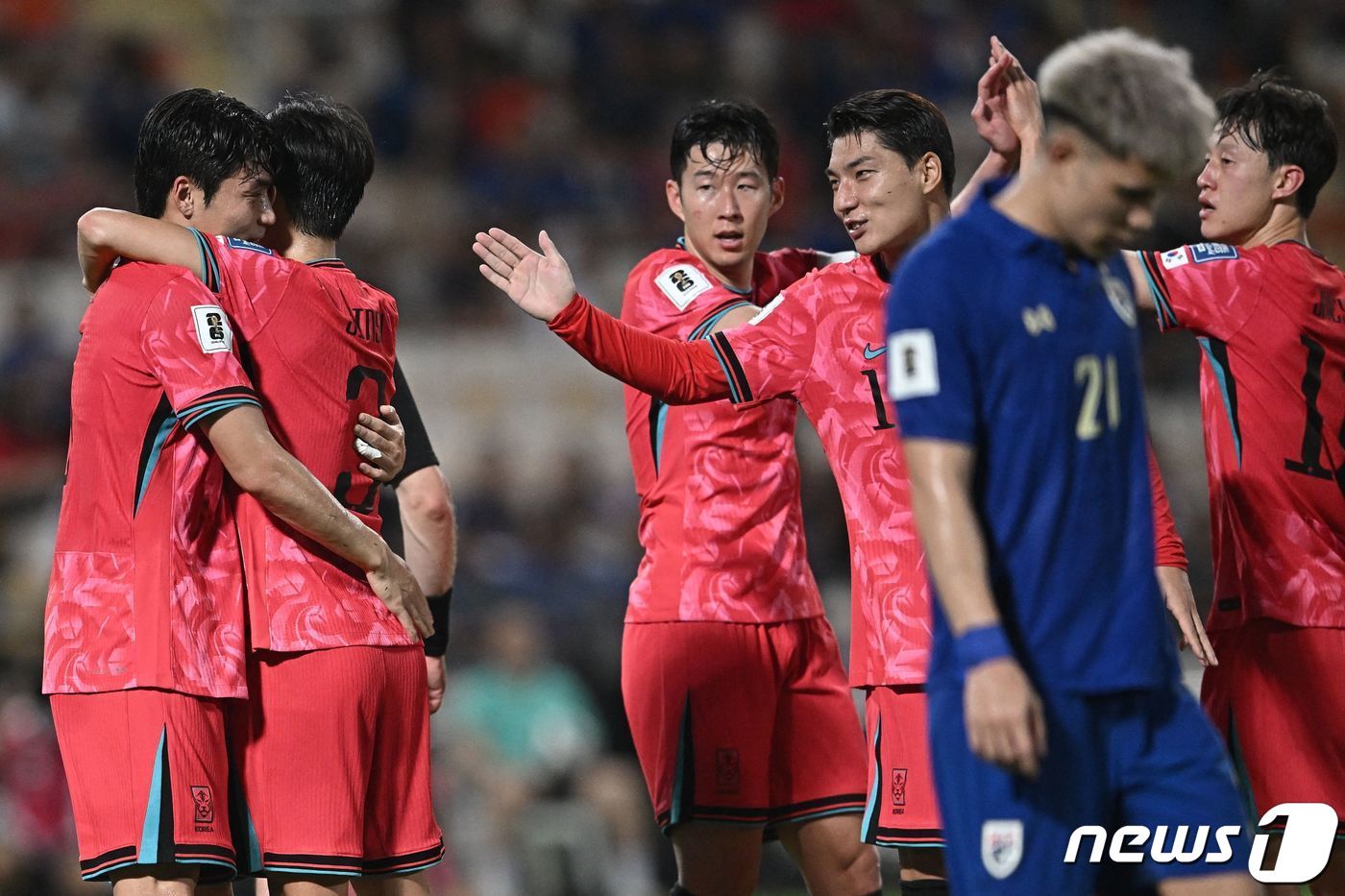 본문 이미지 - 26일 태국 방콕 라자망갈라 스타디움에서 열린 2026 북중미 월드컵 아시아 지역 2차 예선 C조 4차전 한국과 태국의 경기에서 3-0으로 승리를 거둔 대한민국 손흥민을 비롯한 선수들이 기쁨을 나누고 있다. 2024.3.26 ⓒ AFP=뉴스1 ⓒ News1 박지혜 기자
