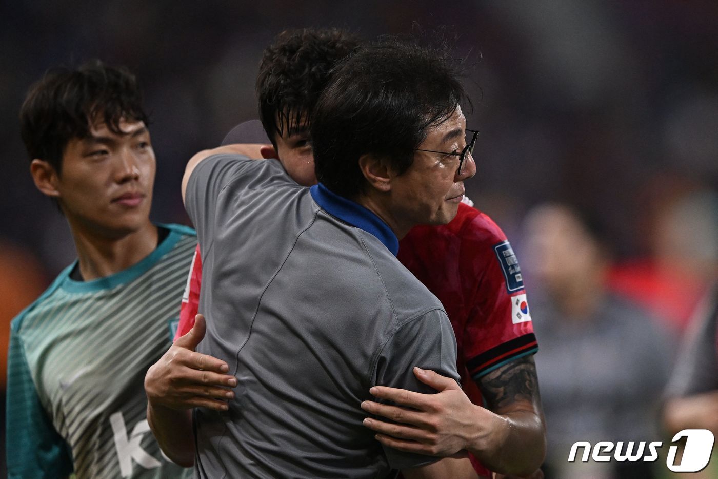 본문 이미지 - 26일 태국 방콕 라자망갈라 스타디움에서 열린 2026 북중미 월드컵 아시아 지역 2차 예선 C조 4차전 한국과 태국의 경기에서 황선홍 감독이 3-0으로 승리를 거둔 뒤 김민재와 포옹하고 있다. 2024.3.26 ⓒ AFP=뉴스1 ⓒ News1 박지혜 기자
