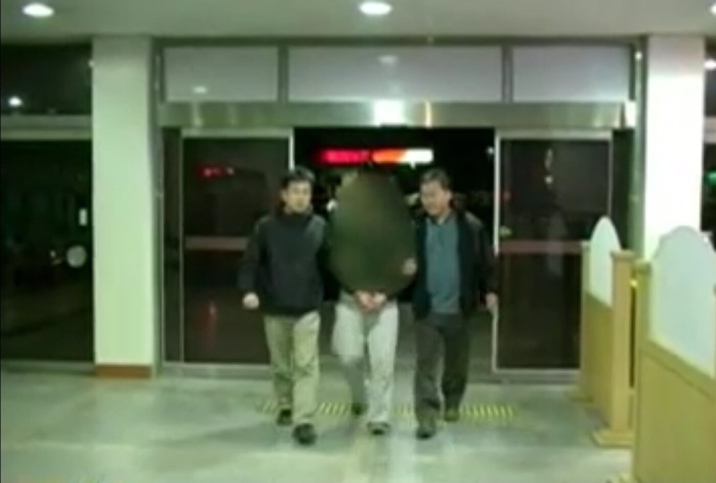 본문 이미지 - 경찰에 체포된 안남기. (SBS 갈무리)