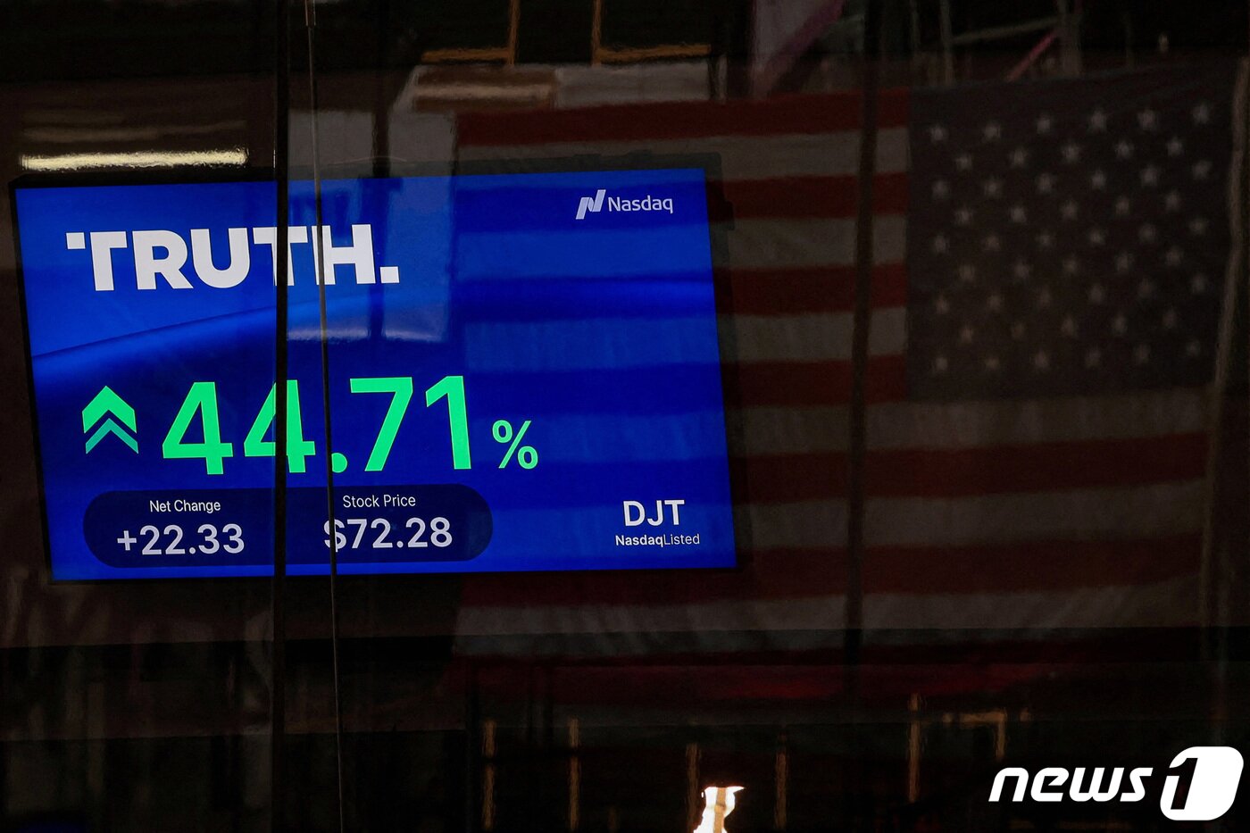 본문 이미지 - 26일(현지시간) 도널드 트럼프 전대통령이 설립한 소셜미디어 트루스 소셜이 나스닥에 상장됐다. 사진은 거래 티커. ⓒ 로이터=뉴스1 ⓒ News1 박형기 기자