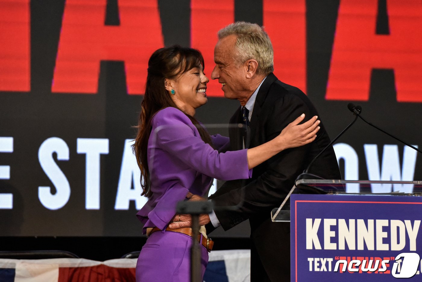본문 이미지 - 26일(현지시간) 미국 대선의 무소속 대통령 후보인 로버트 F. 케네디 주니어가 미국 캘리포니아주 오클랜드에서 자신이 부통령(러닝메이트) 후보로 지명한 니콜 섀너헌과 포옹하고 있다. 2024.03.27 ⓒ 로이터=뉴스1 ⓒ News1 조소영 기자