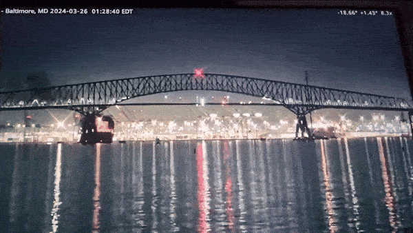 본문 이미지 -  26일(현지시간) 새벽 미국 메릴랜드주 볼티모어에서 패타스코강을 항해하던 싱가포르 선적 컨테이너선 '달리(Dali)호'가 '프랜시스 스콧 키 대교'와 충돌해 교량 철골 구조물이 붕괴했다. (엑스 갈무리)