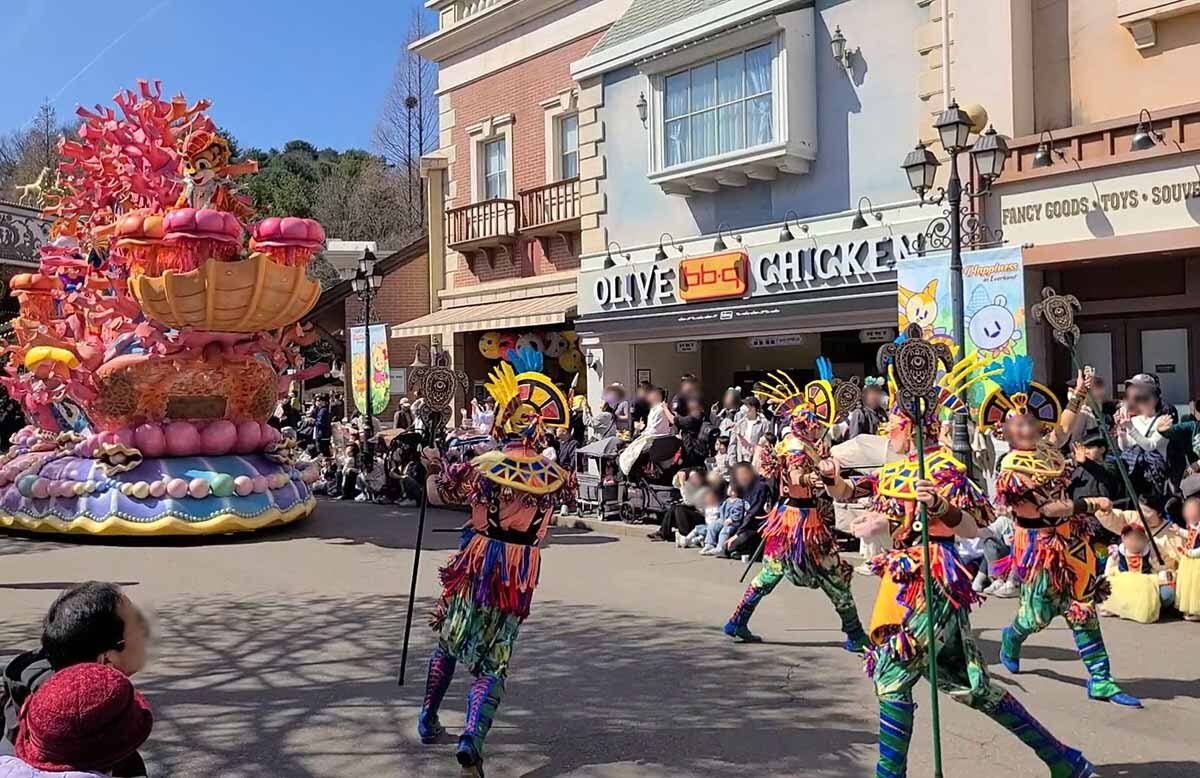 본문 이미지 - 용인 에버랜드에 개점한 'BBQ 에버랜드점' (제너시스BBQ 그룹 제공)