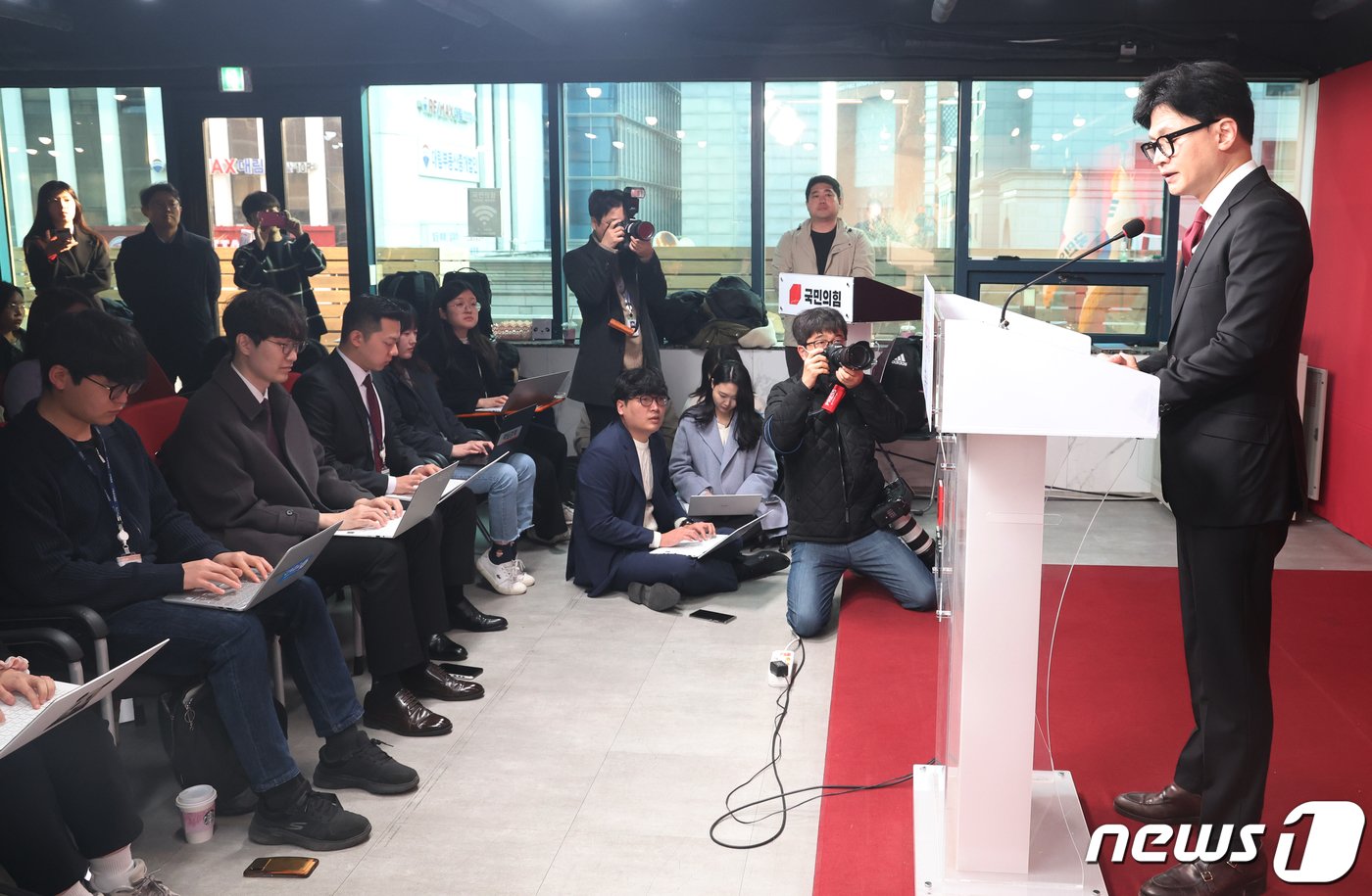 본문 이미지 - 한동훈 국민의힘 총괄선대위원장이 27일 서울 여의도 중앙당사에서 열린 기자회견에서 "국회의 세종시 완전 이전을 약속한다＂고 밝히고 있다. 2024.3.27/뉴스1 ⓒ News1 송원영 기자