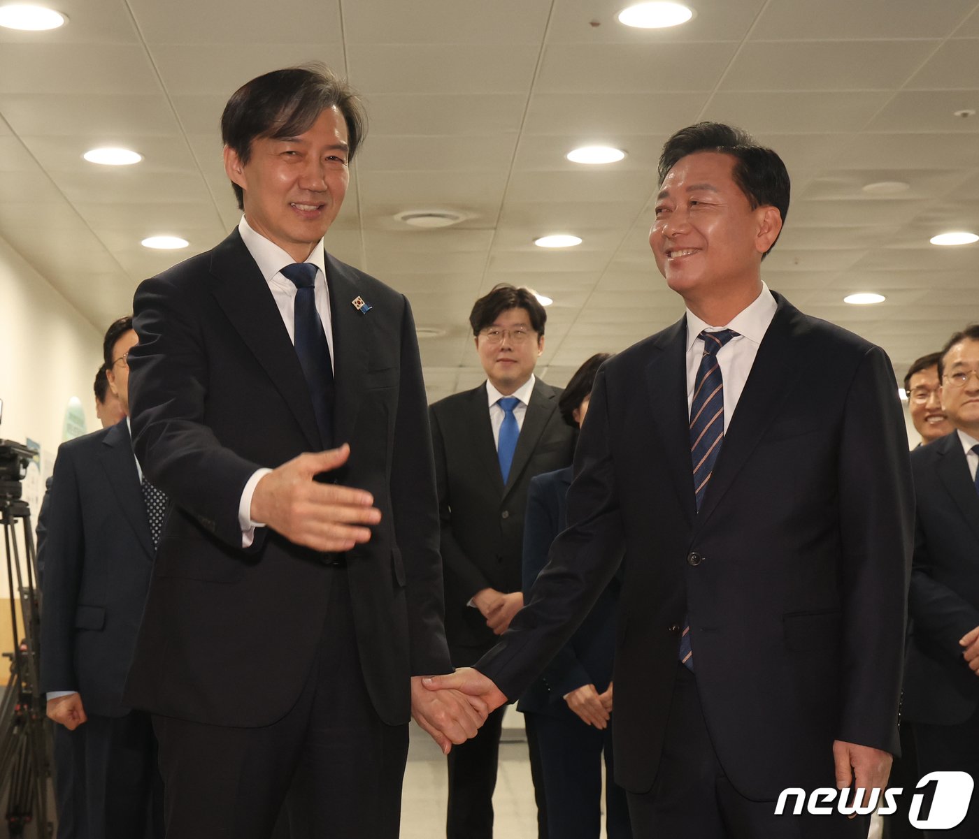 조국 조국혁신당 대표와 이광재 더불어민주당 공동선대위원장이 27일 서울 여의도 국회 소통관에서 인사를 나누고 있다. 2024.3.27/뉴스1 ⓒ News1 송원영 기자