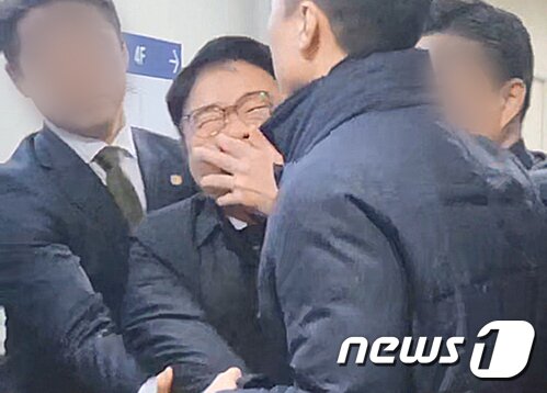 본문 이미지 - 제42대 임현택 제42대 대한의사협회장이 지난 달 윤 대통령 참석 행사에서 경호처 직원들에게 &#39;입틀막&#39;&#40;입을 틀어막힘&#41; 당한 채 끌려 나가는 모습.&#40;임현택 회장 제공&#41; 2024.3.27/뉴스1