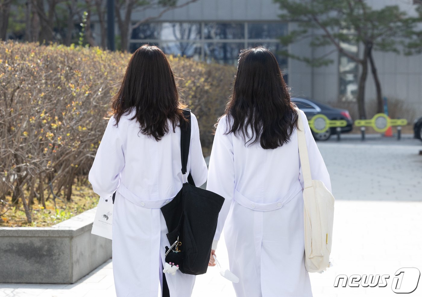 본문 이미지 - 정부의 의대 증원에 반발하는 전공의 집단 이탈 사태가 이어지고 있는 27일 오전 서울의 한 대형병원에서 의료진들이 발걸음을 옮기고 있다. 2024.3.27/뉴스1 ⓒ News1 이재명 기자