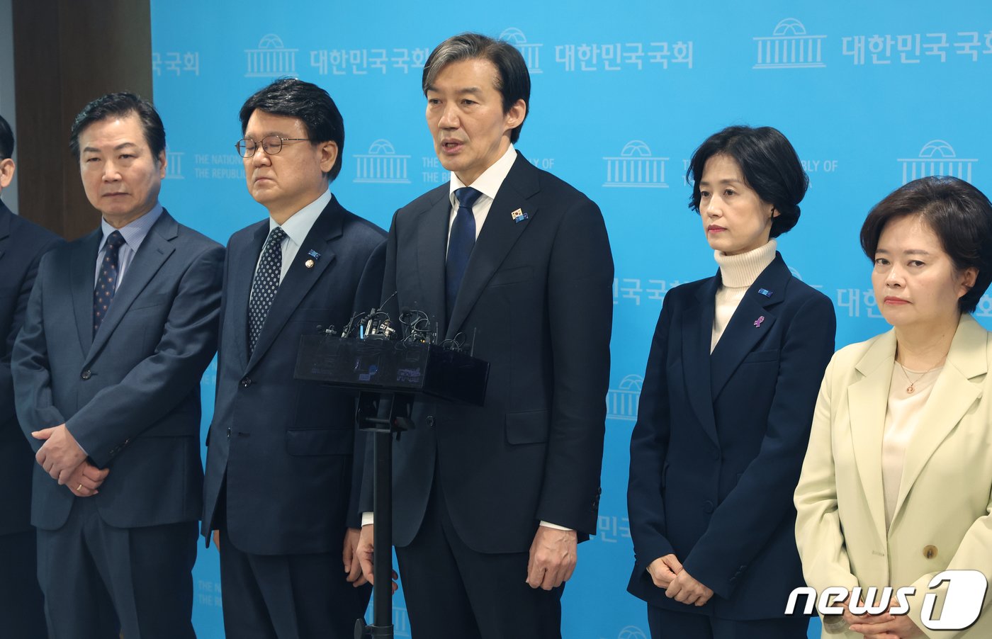 조국 조국혁신당 대표가 27일 서울 여의도 국회 소통관에서 검찰 등 권력기관 개혁 관련 기자회견을 마치고 취재진의 질문을 받고 있다. 2024.3.27/뉴스1 ⓒ News1 송원영 기자