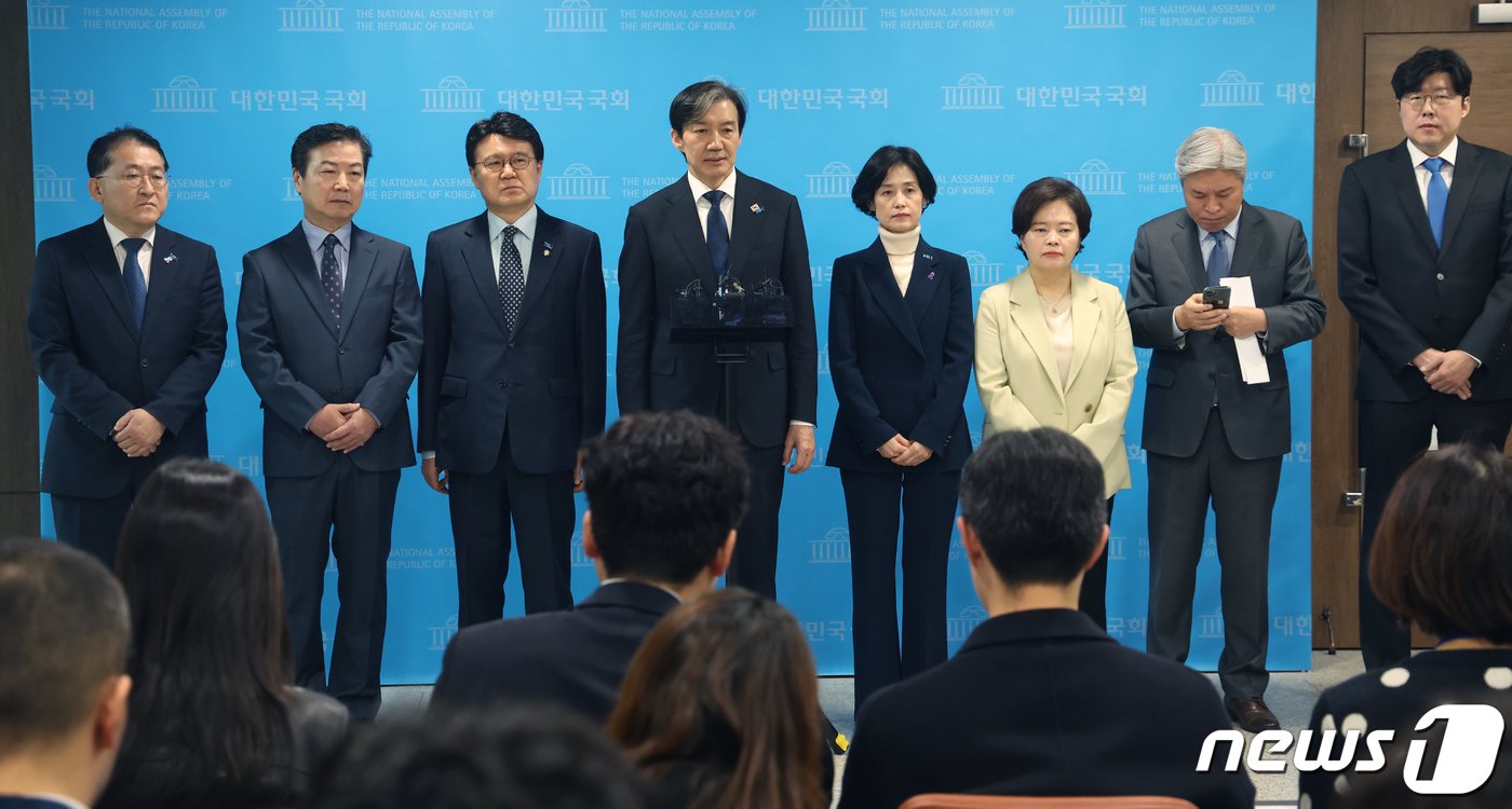 조국 조국혁신당 대표가 27일 서울 여의도 국회 소통관에서 검찰 등 권력기관 개혁 관련 기자회견을 마치고 취재진의 질문을 받고 있다. 2024.3.27/뉴스1 ⓒ News1 송원영 기자