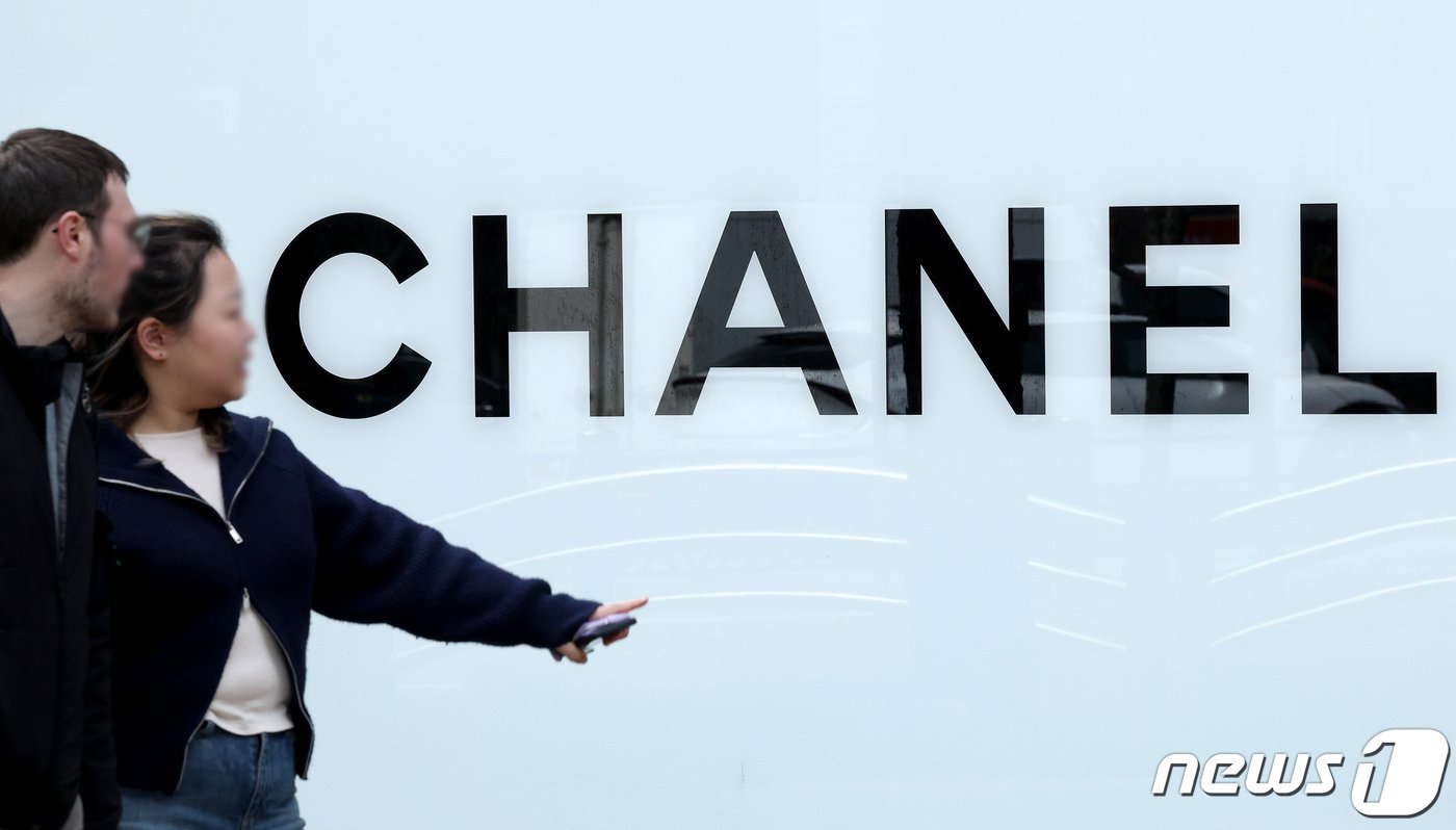 본문 이미지 - 27일 오전 서울의 한 백화점 샤넬 쇼윈도 앞으로 시민들이 지나가고 있다. 샤넬은 주요 가방 제품 가격을 7%가량 인상했다. 2024.3.27/뉴스1 ⓒ News1 장수영 기자