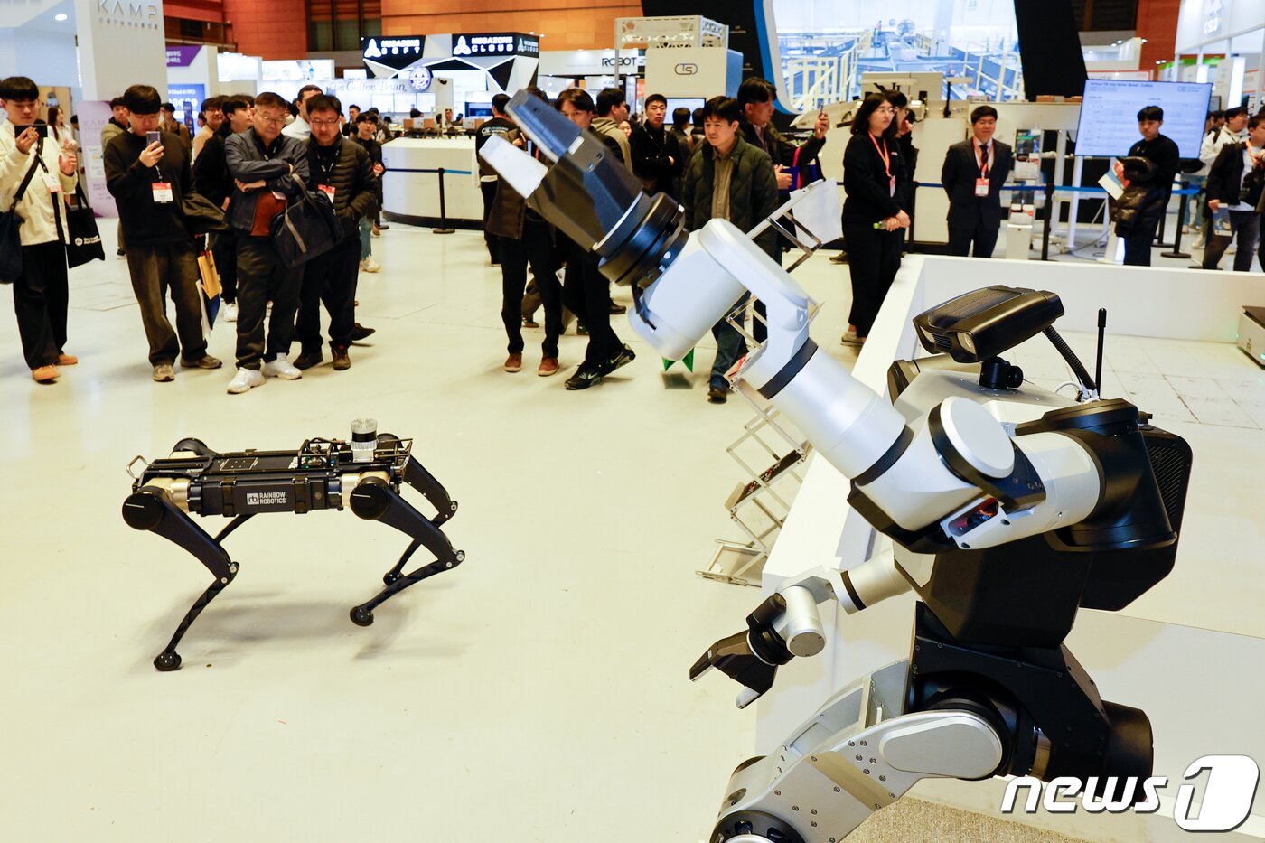 본문 이미지 - 27일 서울 강남구 코엑스에서 열린 아시아 대표 스마트공장∙자동화산업전&#40;Smart Factory+Automation World 2024&#41;을 찾은 관람객들이 레인보우 로보틱스 부스를 둘러보고 있다. 2024.3.27/뉴스1 ⓒ News1 안은나 기자