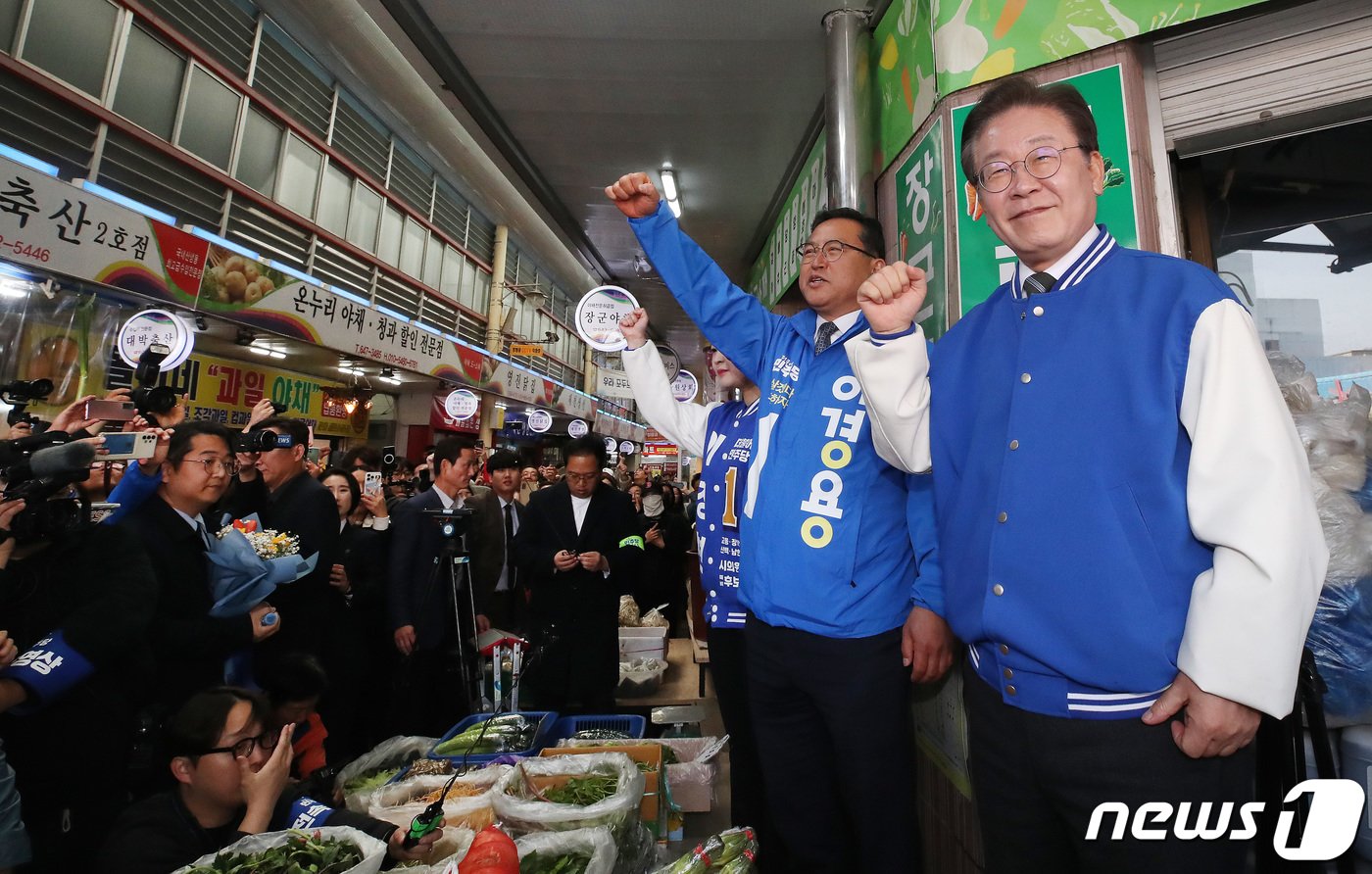 이재명 더불어민주당 대표와 이경용 제22대 총선 충북 제천단양 후보가 27일 충북 제천시 동문시장을 방문해 시민들에게 지지를 호소하고 있다. 2024.3.27/뉴스1 ⓒ News1 임세영 기자