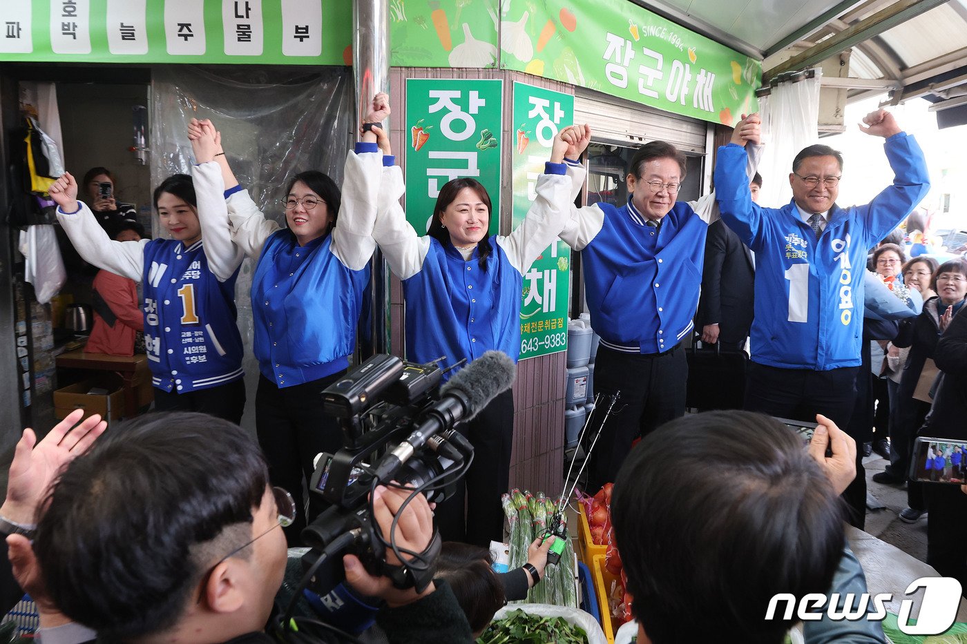 이재명 더불어민주당 대표와 이경용 충북 제천시단양군 국회의원 후보가 27일 오전 충북 제천시 동문시장을 찾아 시민들과 인사를 나누고 있다. &#40;공동취재&#41; 2024.3.27/뉴스1 ⓒ News1 임세영 기자