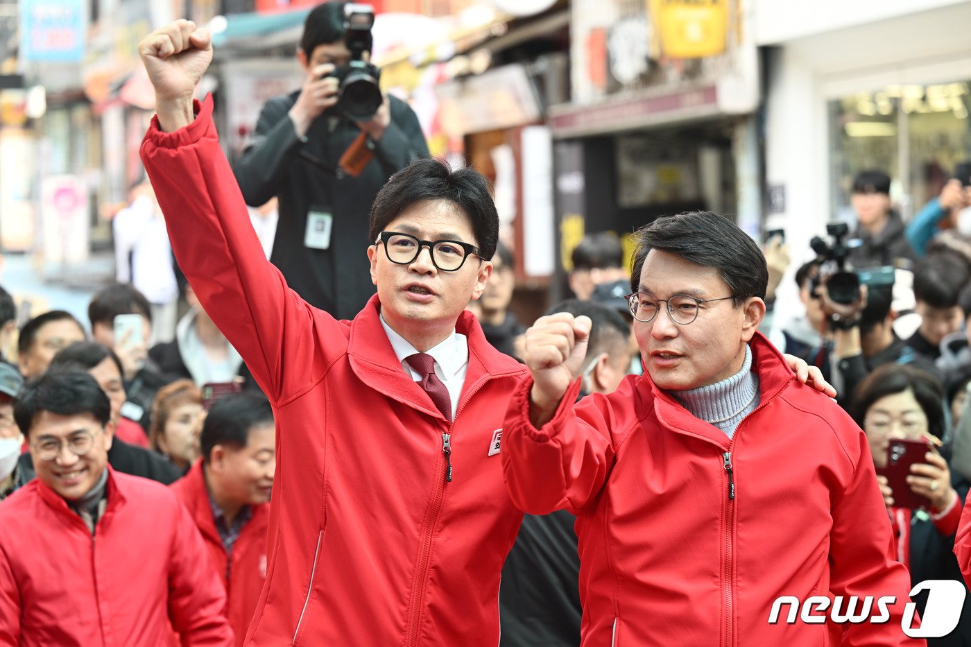 본문 이미지 - 한동훈 국민의힘 총괄선대위원장이 지난달 27일 인천시 미추홀구 인하 문화의거리에서 윤상현(동·미추홀을) 후보의 지지를 호소하며 주먹을 높이 들고 있다. (공동취재)2024.3.27/뉴스1 ⓒ News1 구윤성 기자