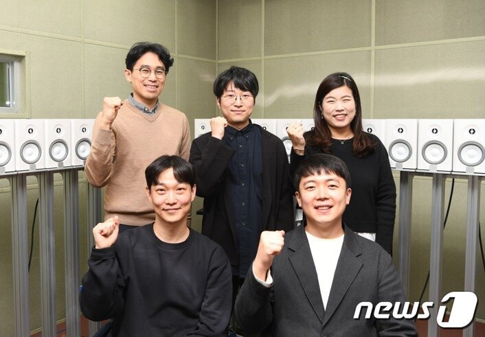 본문 이미지 - 앞줄 왼쪽부터 시계방향으로 표준연 이형진 선임연구원, 최원재 책임연구원, 정인지 선임연구원, 성균관대 김미소 교수, 승홍민 선임연구원. (표준연 제공)/뉴스1