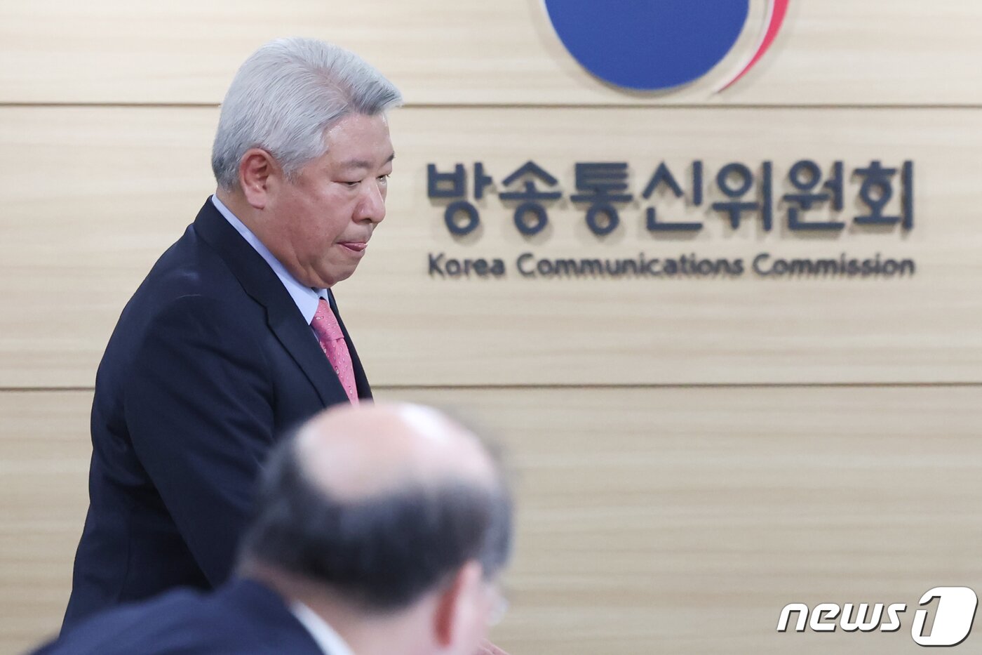 본문 이미지 - 김홍일 방송통신심의위원회&#40;방통위&#41; 위원장이 27일 오후 경기 과천 방통위에서 열린 제16차 위원회 회의에 참석하고 있다. 이날 회의에서는 2024년도 종합편성·보도전문 방송채널사용사업자 재승인에 관한 건 등을 논의한다. 2024.3.27/뉴스1 ⓒ News1 민경석 기자