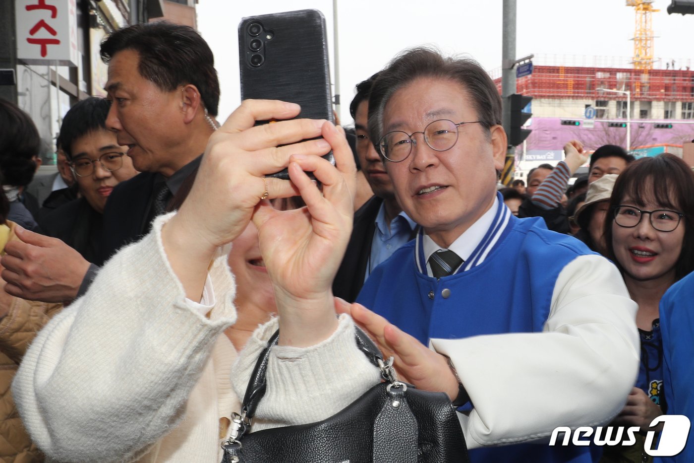 이재명 더불어민주당 대표가 27일 오후 충북 청주시 청원구 오창읍에서 지지자와 사진을 찍고 있다. 2024.3.27/뉴스1 ⓒ News1 김용빈 기자