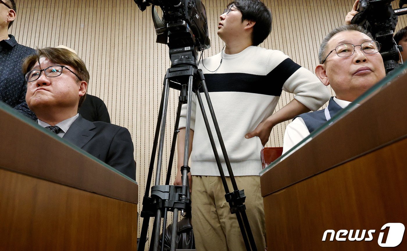 본문 이미지 - 김정환 서울시버스운송사업조합 이사장(왼쪽)과 박점곤 전국자동차노조 서울시버스노동조합 위원장이 27일 오후 서울 영등포구 서울지방노동위원회에서 열린 조정 절차에 참석하고 있다. 노조는 사측과 조정이 결렬될 경우 28일 오전 4시 첫차부터 파업에 돌입한다. 파업이 현실화될 경우 서울 시내버스는 12년 만에 멈춰 서게 된다. 2024.3.27/뉴스1 ⓒ News1 장수영 기자