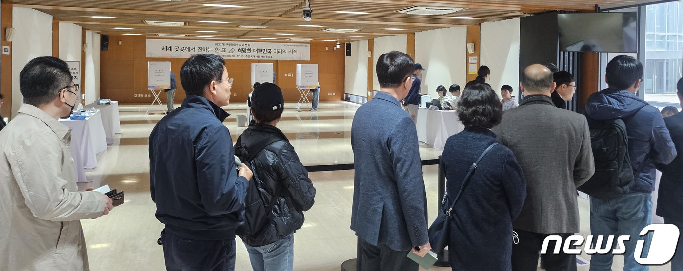 본문 이미지 - 재중 교민들이 27일 중국 베이징 한국대사관에 마련된 제22대 국회의원 선거 투표소에서 투표를 하기 위해 줄을 서서 기다리고 있다. 2024.3.27/뉴스1 ⓒ News1 정은지 특파원