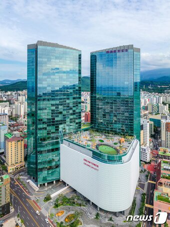 본문 이미지 - 롯데관광개발이 소유한 제주 드림타워 복합리조트 전경.&#40;롯데관광개발 제공&#41;