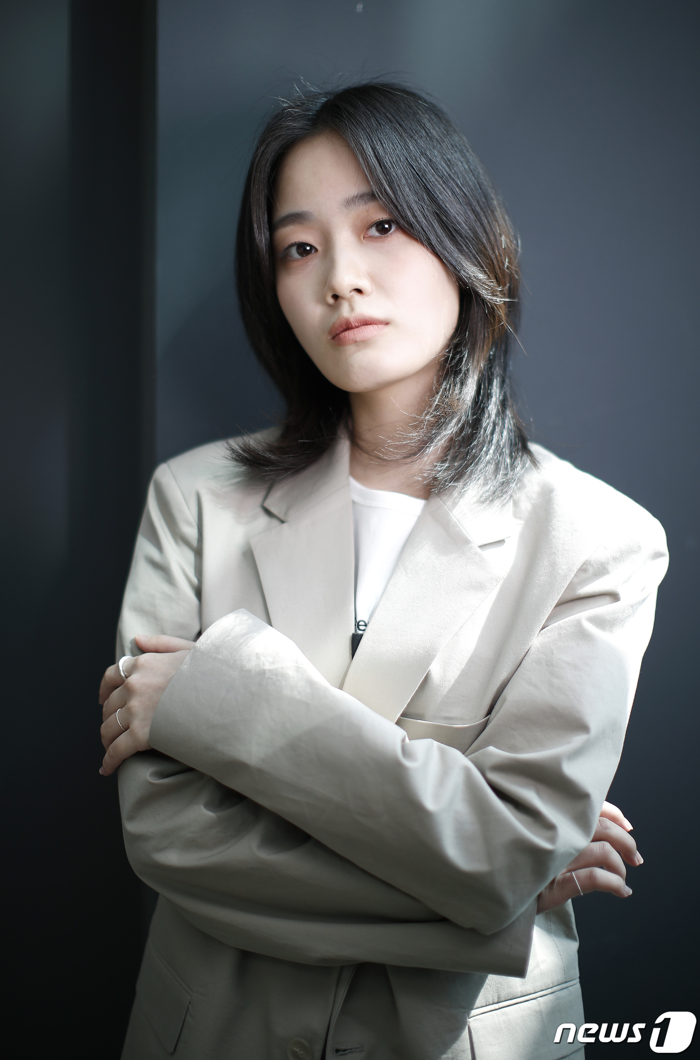 (서울=뉴스1) 권현진 기자 = 배우 황현정이 서울 종로구 뉴스1에서 열린 인터뷰에 앞서 포즈를 취하고 있다.황현정은 이달 21일 종영을 앞둔 티빙 오리지널 시리즈 '피라미드 게임 …