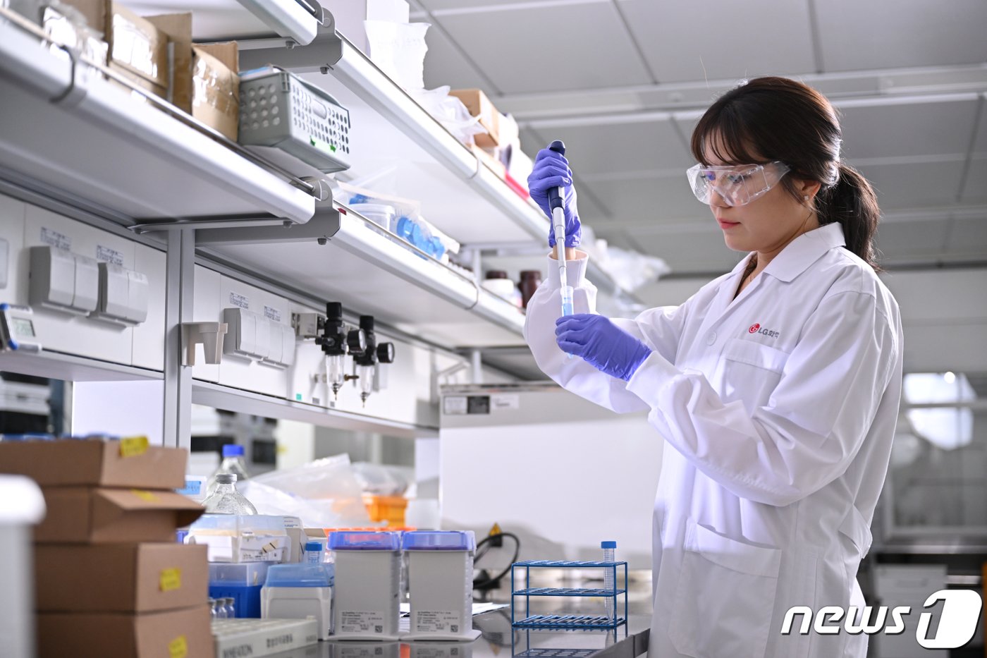 본문 이미지 - LG화학 연구원이 신약 후보물질을 분석하고 있다.(LG화학 제공)/뉴스1 ⓒ News1