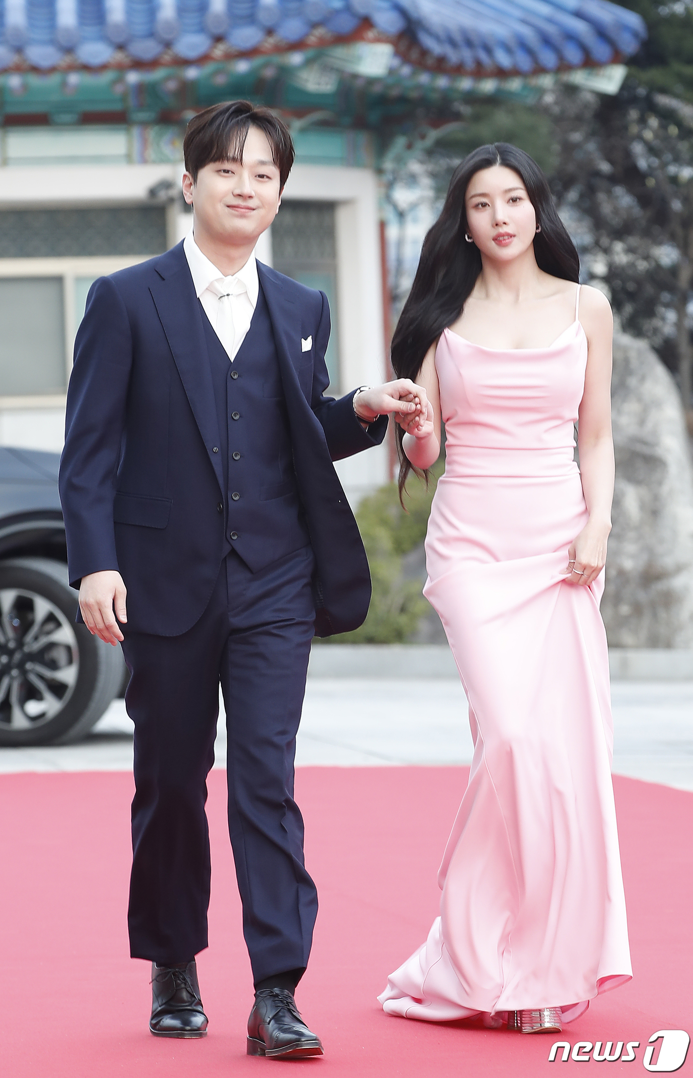 (서울=뉴스1) 권현진 기자 = 가수 권은비와 이찬원(왼쪽)이 27일 서울 동대문구 경희대학교 평화의 전당에서 열린 '2024 유니버설 슈퍼스타 어워즈(Universal Super …