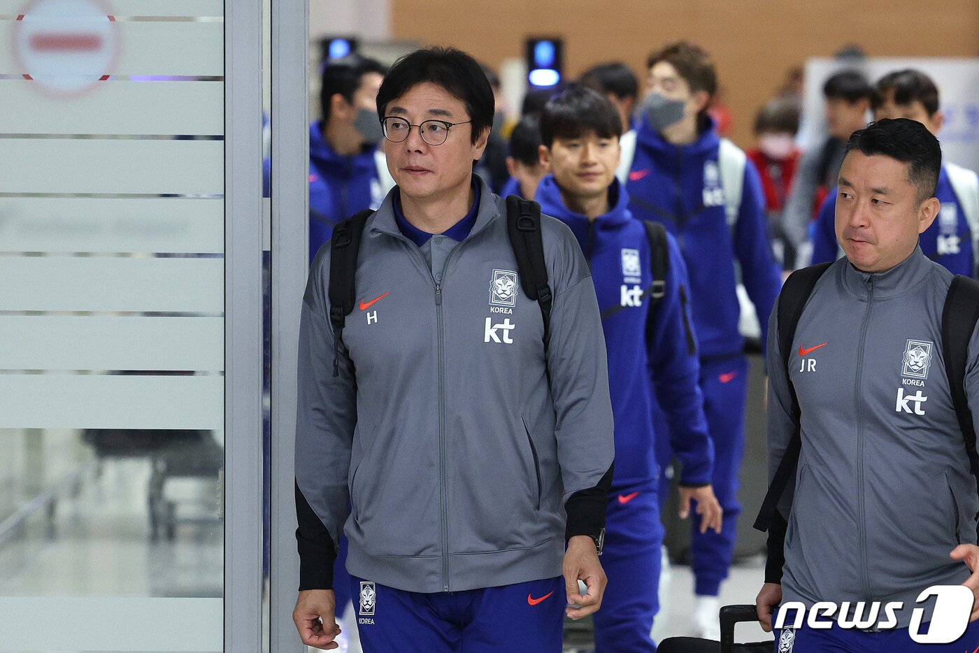 본문 이미지 - 태국 원정을 마친 황선홍 대한민국 축구대표팀 임시 감독이 27일 오후 인천국제공항 제2터미널을 통해 귀국하고 있다.  2024.3.27/뉴스1 ⓒ News1 신웅수 기자