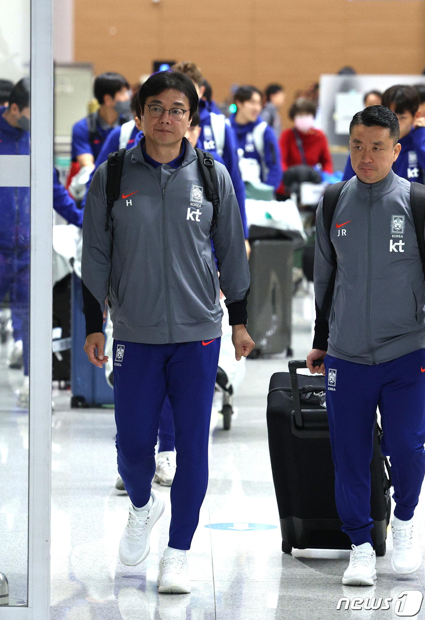 (인천공항=뉴스1) 신웅수 기자 = 태국 원정을 마친 황선홍 대한민국 축구대표팀 임시 감독이 27일 오후 인천국제공항 제2터미널을 통해 귀국하고 있다.한국 축구대표팀은 26일(한국 …