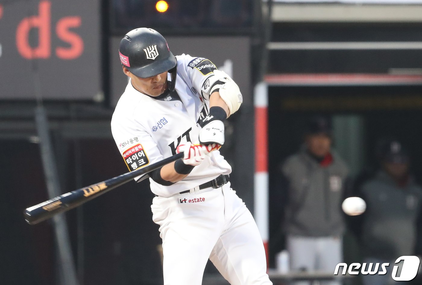 본문 이미지 - 27일 오후 경기 수원시 장안구 KT위즈파크에서 열린 '2024 신한 SOL 뱅크 KBO리그' 두산 베어스와 KT 위즈의 경기, 1회말 무사 주자 없는 상황 KT 배정대가 안타를 치고 있다. 2024.3.27/뉴스1 ⓒ News1 김영운 기자